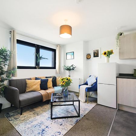 Modern Apartments With Free Parking Near Heathrow Colnbrook Kültér fotó