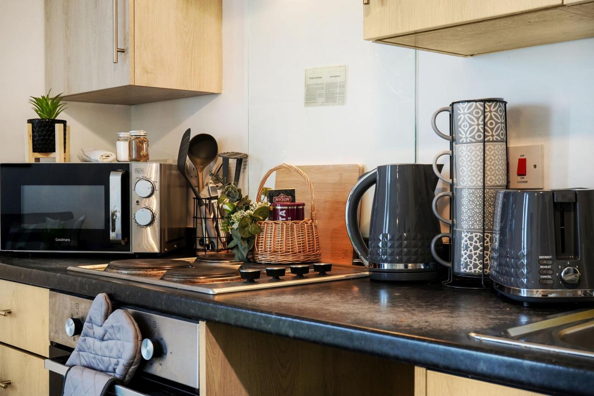 Modern Apartments With Free Parking Near Heathrow Colnbrook Kültér fotó