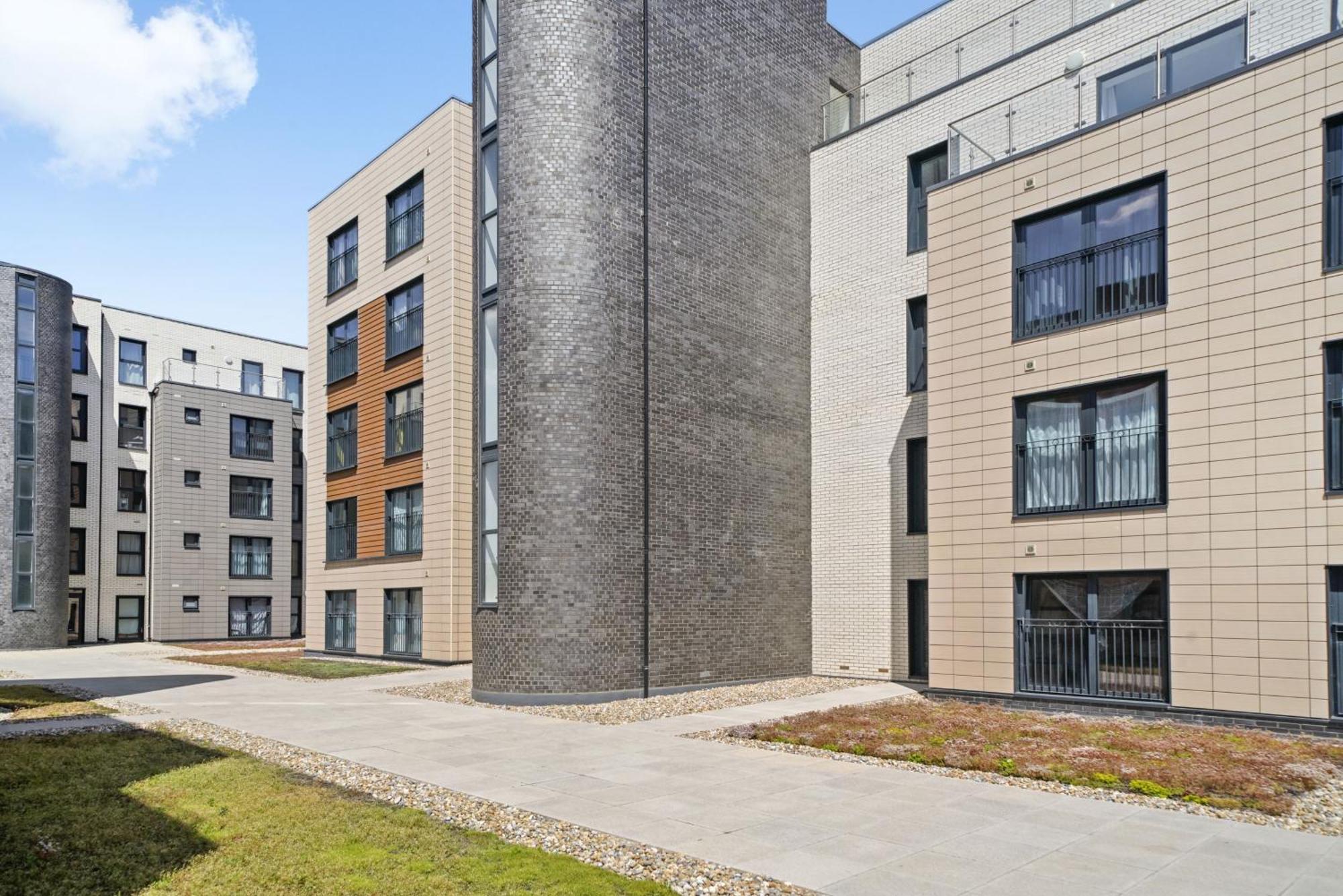 Modern Apartments With Free Parking Near Heathrow Colnbrook Kültér fotó