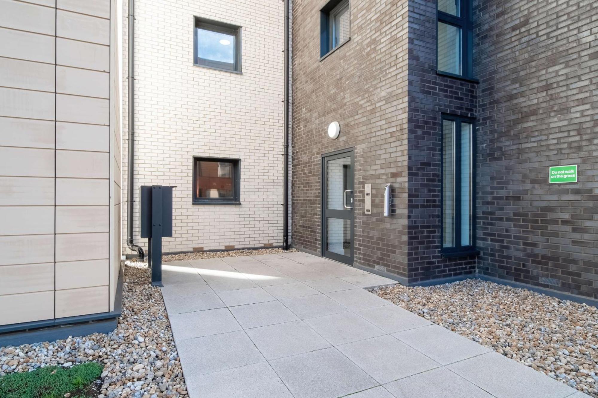 Modern Apartments With Free Parking Near Heathrow Colnbrook Kültér fotó