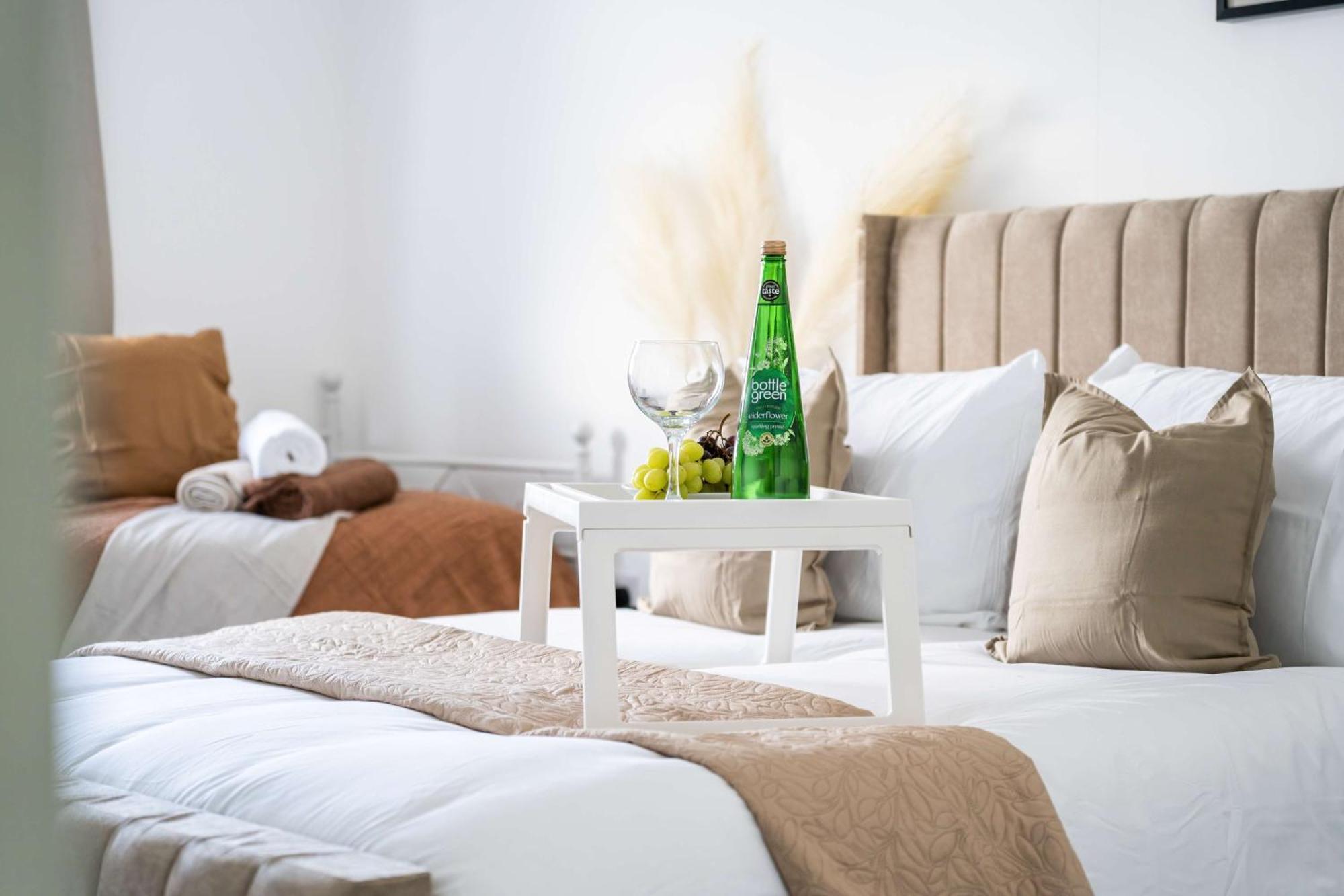 Modern Apartments With Free Parking Near Heathrow Colnbrook Kültér fotó