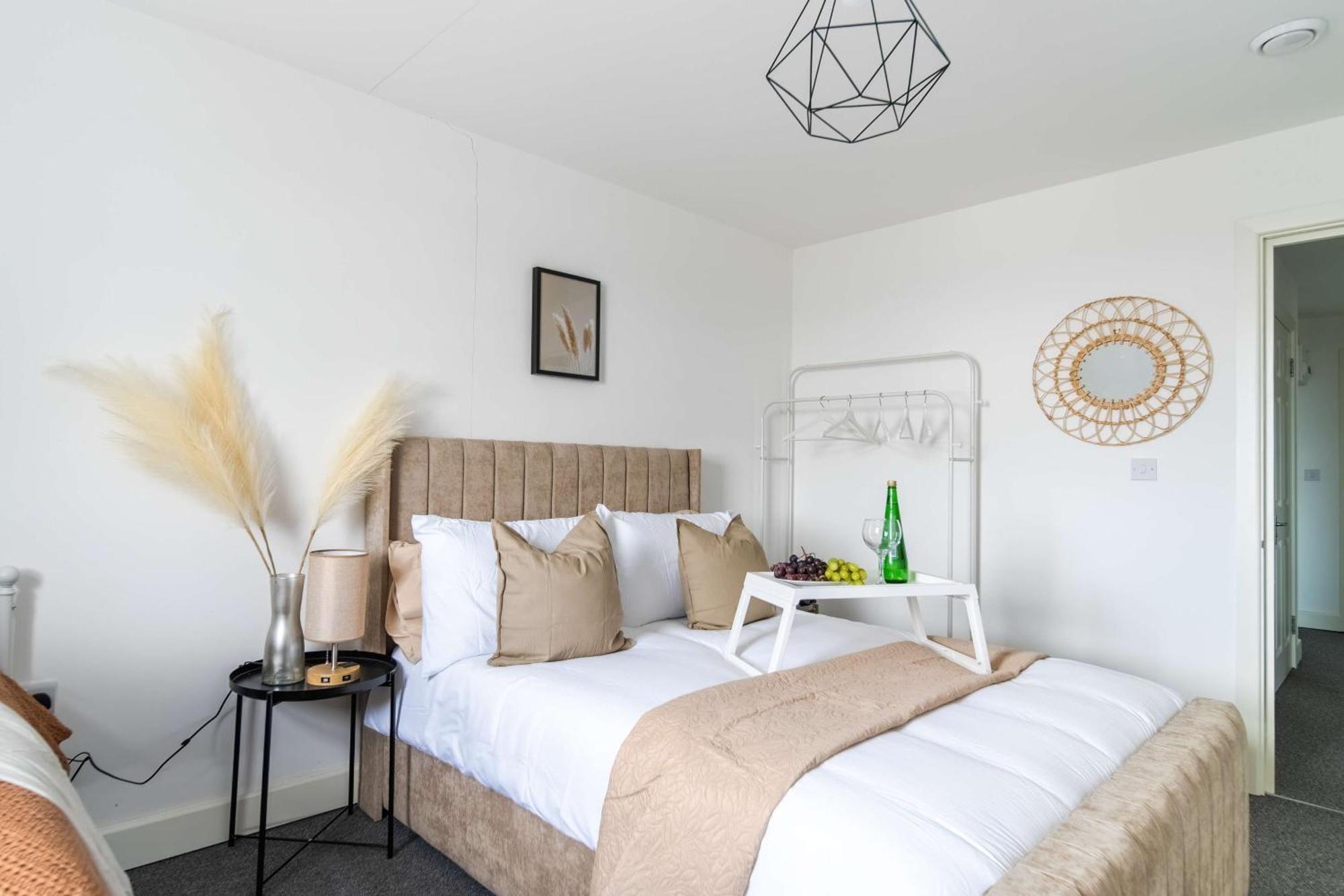 Modern Apartments With Free Parking Near Heathrow Colnbrook Kültér fotó